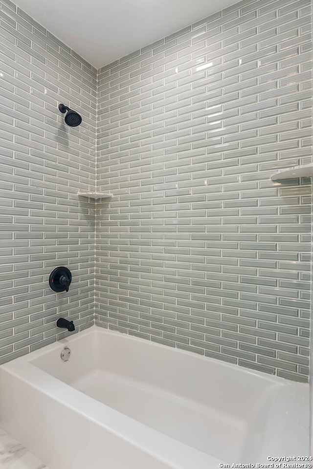 bathroom with tiled shower / bath