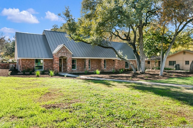 view of front of property featuring a front yard