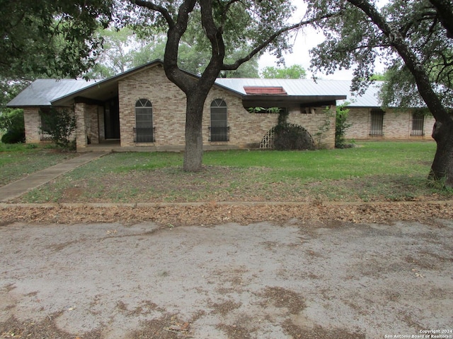 single story home with a front lawn