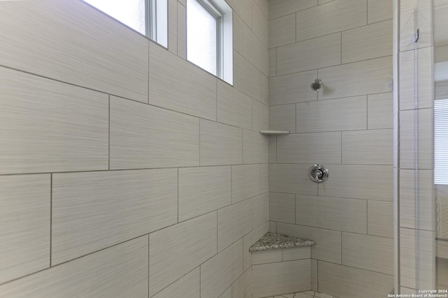 bathroom featuring tiled shower