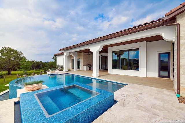 view of pool featuring ceiling fan, an in ground hot tub, and a patio