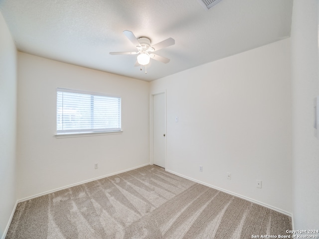 unfurnished room with light carpet and ceiling fan