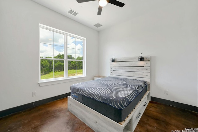 bedroom with ceiling fan