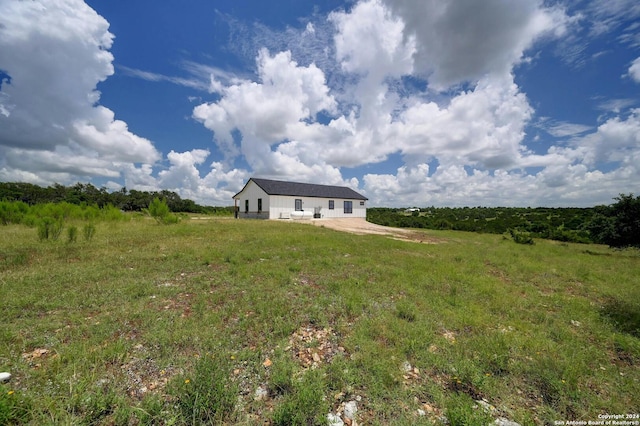 view of yard featuring a rural view