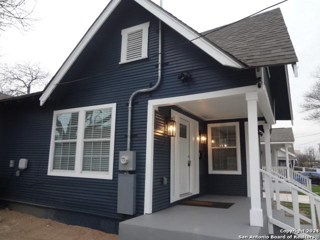 view of front of house featuring a porch