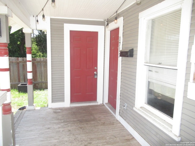 entrance to property featuring covered porch