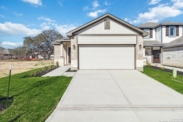 view of front of home featuring a garage and a front yard