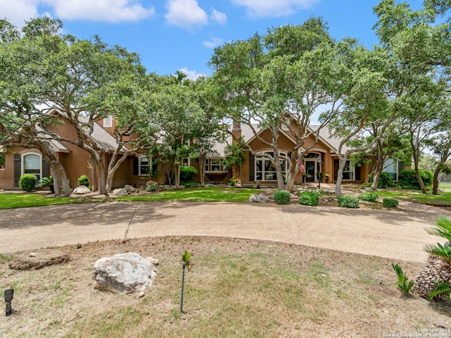 view of front of home featuring a front lawn