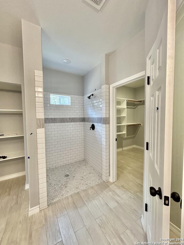 bathroom featuring tiled shower