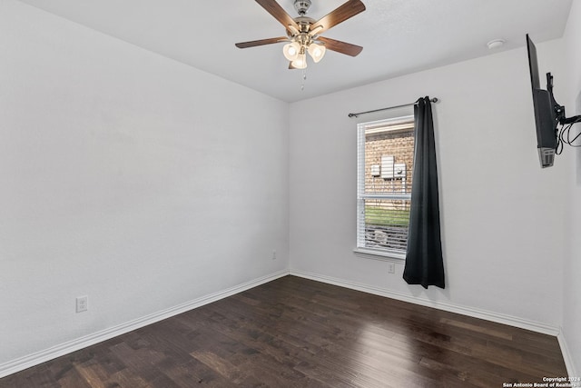 unfurnished room with dark wood-type flooring and ceiling fan