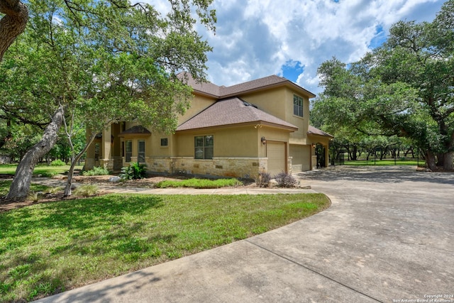 view of front of property featuring a front yard and a garage