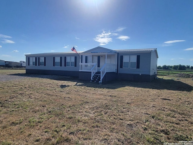 manufactured / mobile home with a front yard