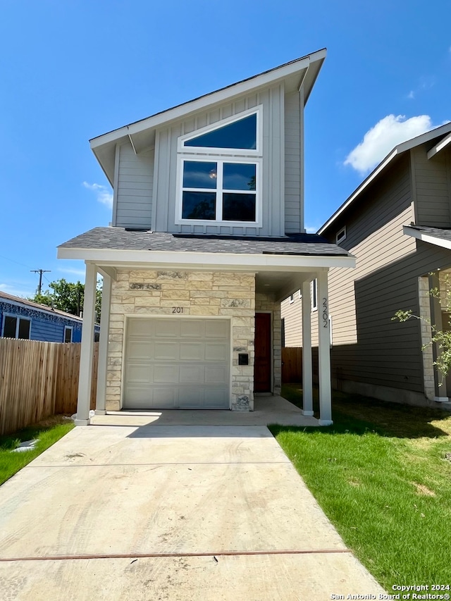 view of front facade with a garage and a front yard