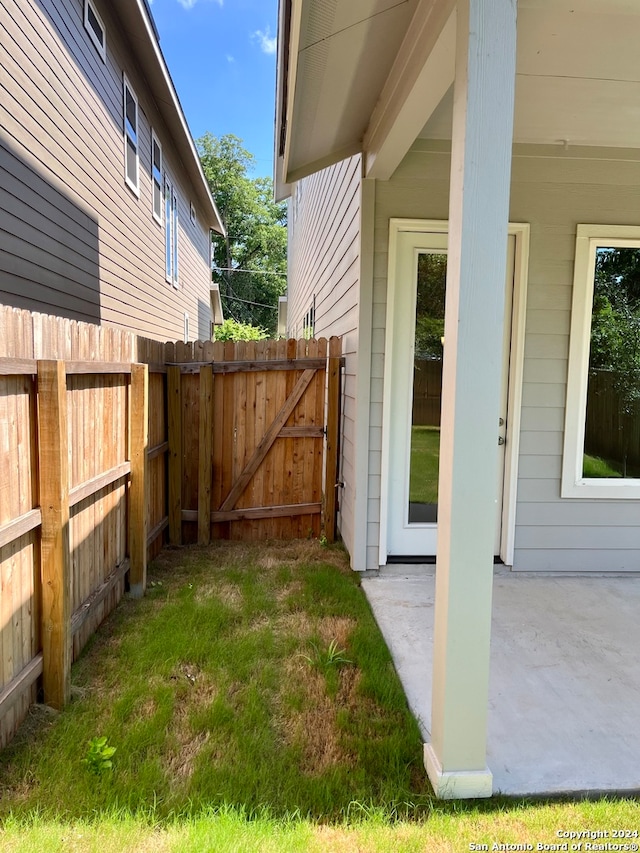 view of yard with a patio