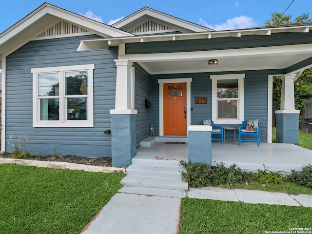 view of front of house featuring a porch and a front lawn