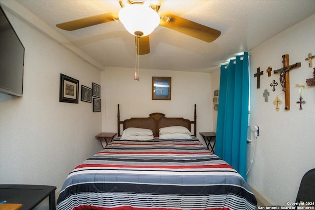 bedroom with ceiling fan