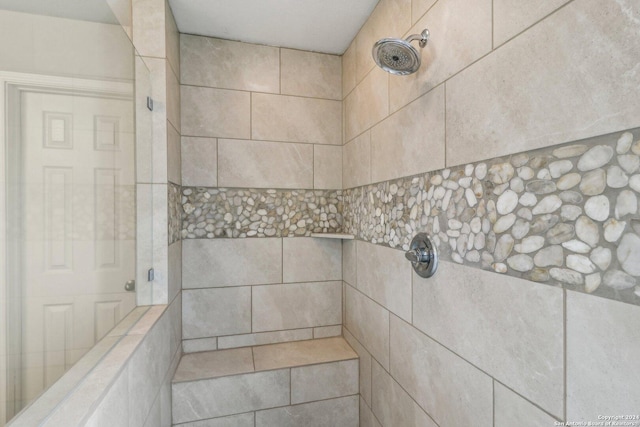 bathroom featuring tiled shower