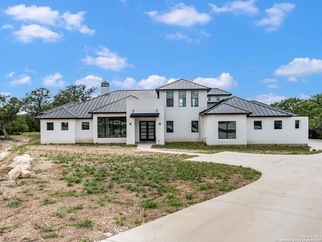 view of modern farmhouse style home