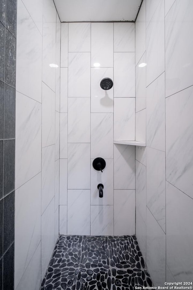 bathroom featuring a tile shower