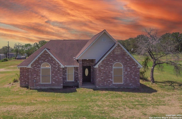 view of front of house featuring a yard