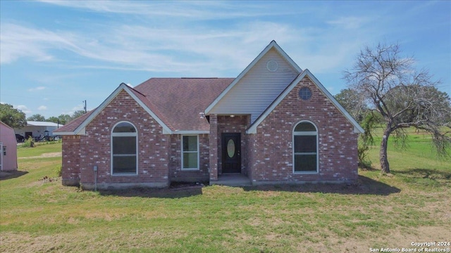 view of front of property featuring a front lawn