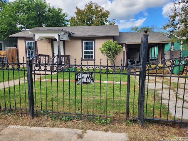 view of front of property featuring a front yard