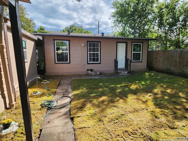 view of front of home featuring a front lawn