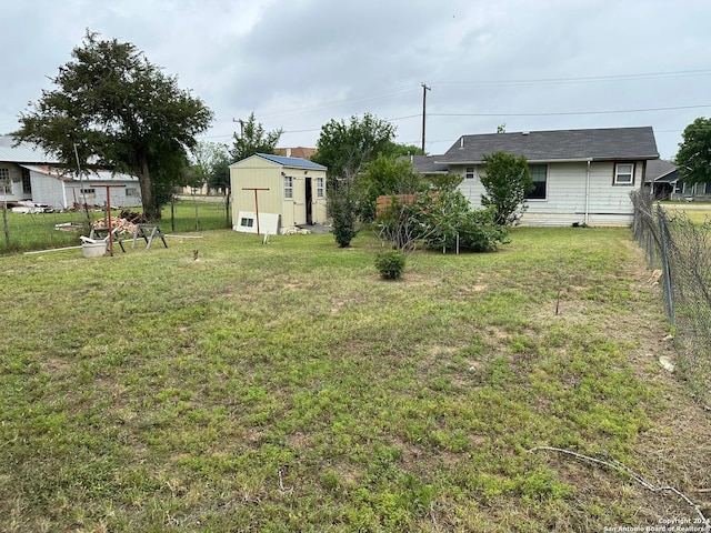 view of yard with a shed