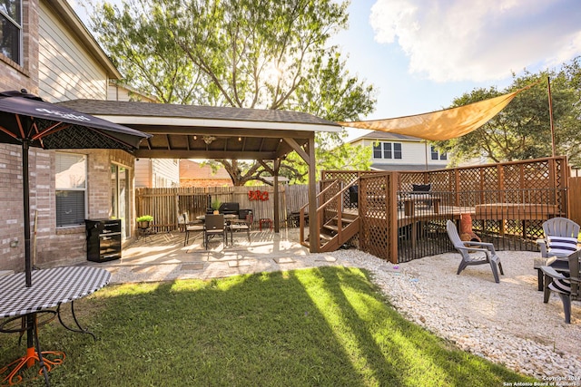 view of yard featuring a patio