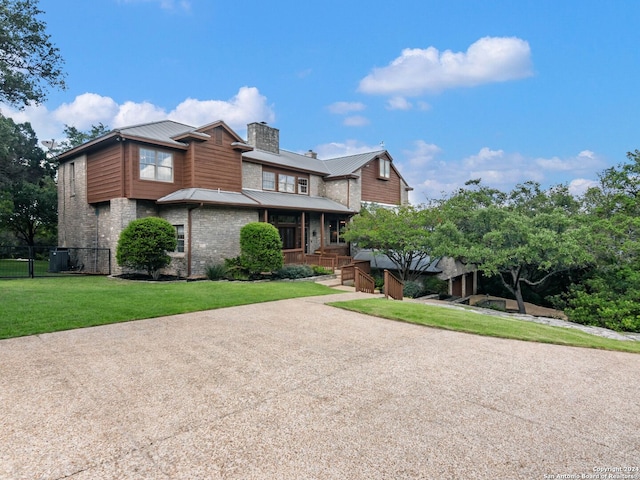 view of front of property featuring a front yard