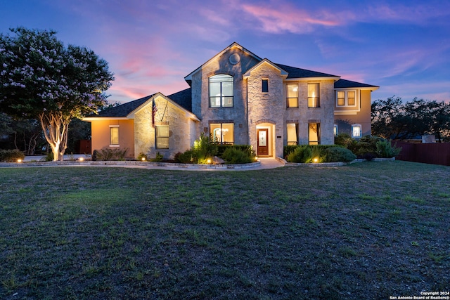 view of front of property featuring a lawn