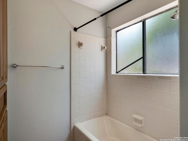 bathroom with tiled shower / bath combo