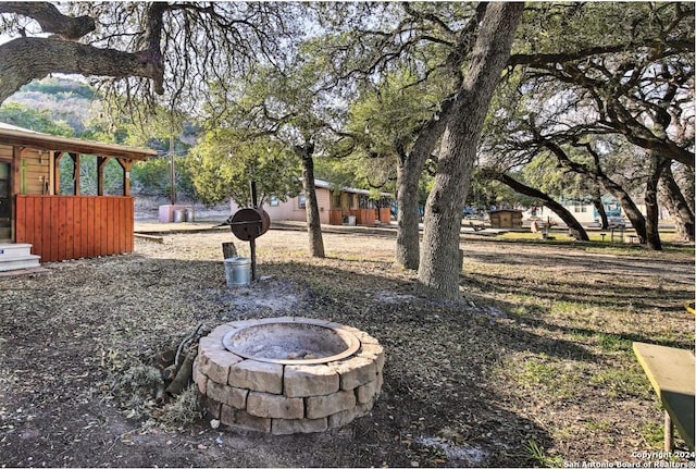 view of yard featuring an outdoor fire pit