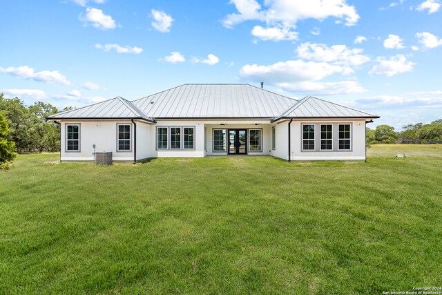 back of house featuring a yard