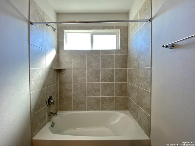 bathroom with tiled shower / bath combo