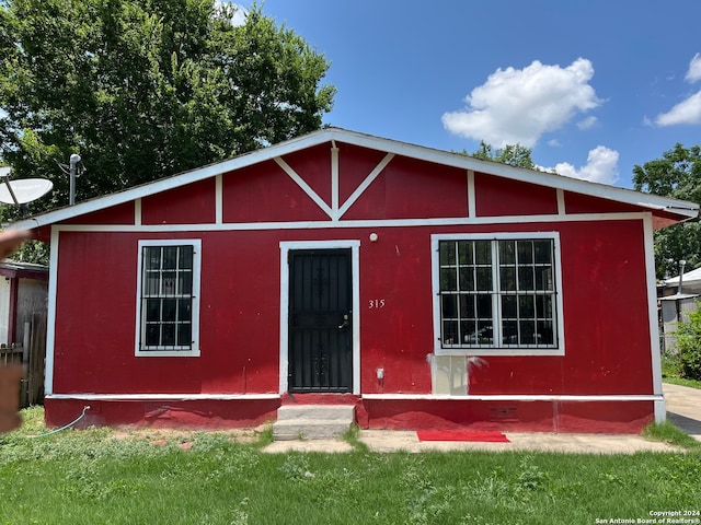 view of front of house with a front lawn