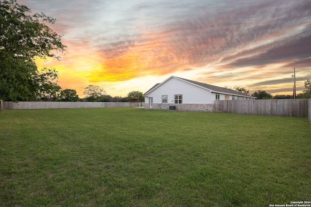 view of yard at dusk