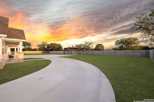 view of yard at dusk