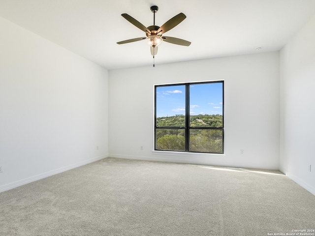 unfurnished room with light carpet and ceiling fan