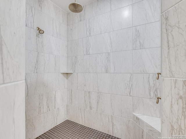 bathroom featuring a tile shower