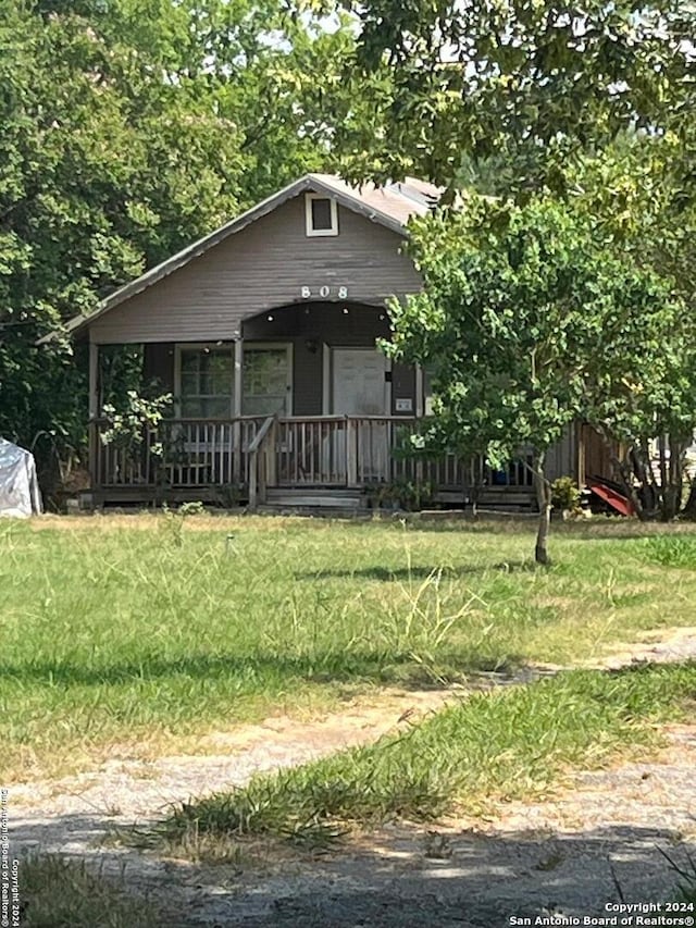 view of front facade with covered porch and a front yard