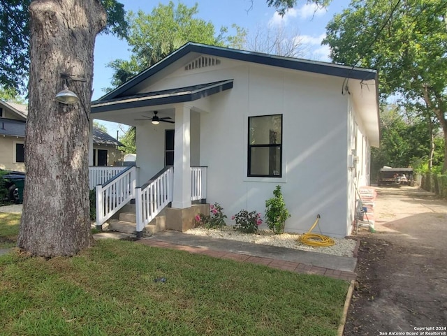 view of front of home featuring ceiling fan and a front lawn