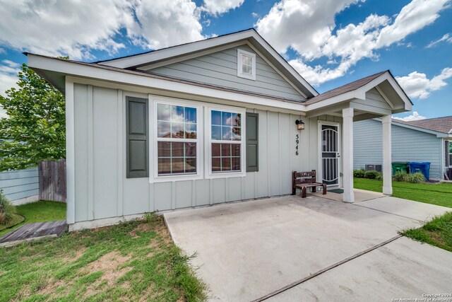 view of front of home with a patio and a front lawn