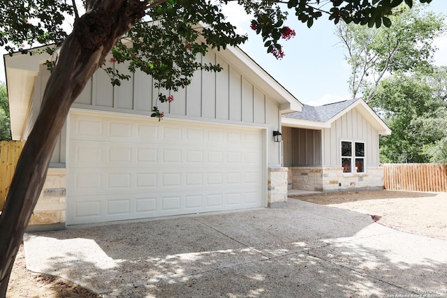 view of front facade with a garage