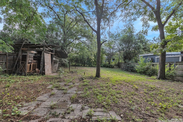 view of yard with an outbuilding