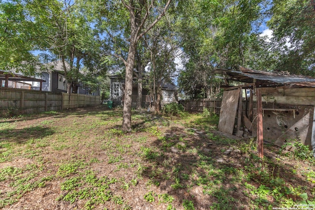 view of yard featuring an outdoor structure