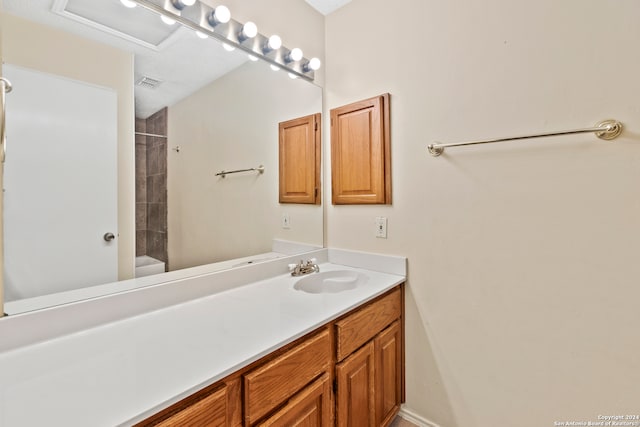 bathroom with vanity and tiled shower / bath