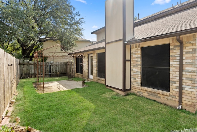 view of yard featuring a patio area