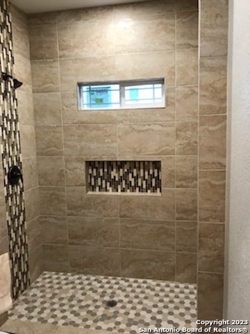 bathroom featuring a tile shower