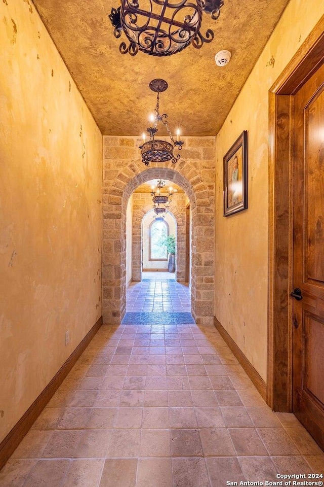 hallway featuring an inviting chandelier